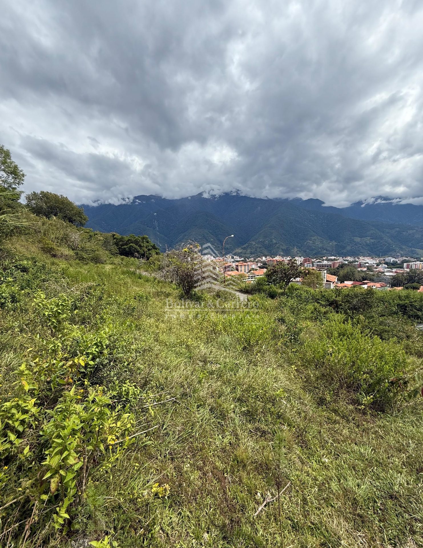 𝐒𝐄 𝐕𝐄𝐍𝐃𝐄 𝐓𝐄𝐑𝐑𝐄𝐍𝐎 UBICADO EN LA AV. Los Próceres de la ciudad de Mérida.  MA6-05