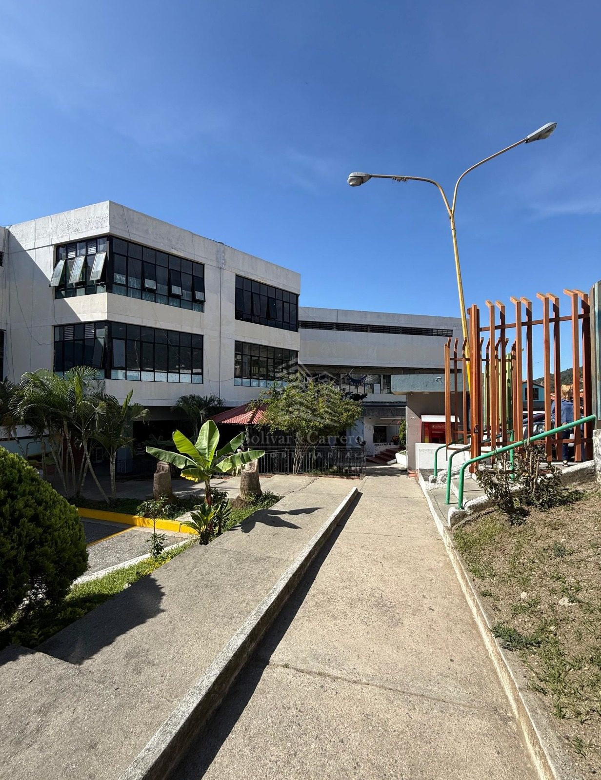 𝐒𝐄 𝐕𝐄𝐍𝐃𝐄 𝐆𝐑𝐀𝐍 𝐎𝐏𝐎𝐑𝐓𝐔𝐍𝐈𝐃𝐀𝐃 𝐃𝐄 𝐋𝐎𝐂𝐀𝐋 𝐂𝐎𝐌𝐄𝐑𝐂𝐈𝐀𝐋 𝐔𝐁𝐈𝐂𝐀𝐃𝐎 𝐄𝐍 𝐋𝐀 𝐂𝐈𝐔𝐃𝐀𝐃 𝐃𝐄 𝐌𝐄𝐑𝐈𝐃𝐀 ( 𝐌𝐄𝐑𝐂𝐀𝐃𝐎 𝐏𝐑𝐈𝐍𝐂𝐈𝐏𝐀𝐋). B&C0-34