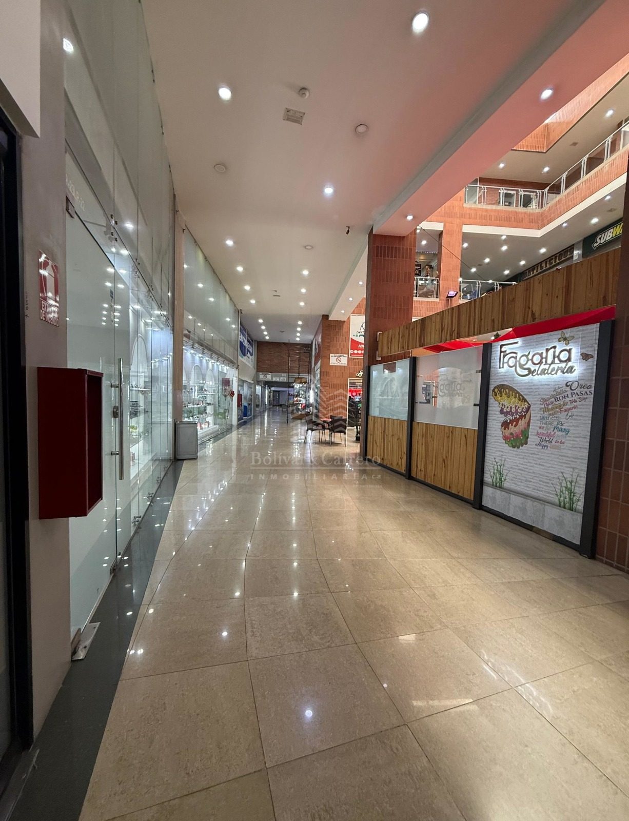 𝐒𝐄 𝐕𝐄𝐍𝐃𝐄 𝐋𝐎𝐂𝐀𝐋 𝐂𝐎𝐌𝐄𝐑𝐂𝐈𝐀𝐋 𝐔𝐁𝐈𝐂𝐀𝐃𝐎 𝐀𝐕 𝐋𝐀𝐒 𝐀𝐌É𝐑𝐈𝐂𝐀𝐒 𝐂𝐄𝐍𝐓𝐑𝐎 𝐂𝐎𝐌𝐄𝐑𝐂𝐈𝐀𝐋 𝐏𝐋𝐀𝐙𝐀 𝐌𝐀𝐘𝐎𝐑. 𝐁&𝐂𝟎-𝟑𝟑